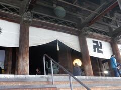 　現在の建物は江戸時代中期1707年に建てられ、当時を代表する建築様式で建てられています。本堂に入り、朝7時から始まった天台宗のお勤めを見学しました。堂内の冷たい空気の中で沢山のお坊さんが合唱のようにお経を奏でていました。