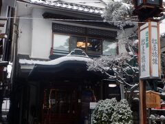 　お参りをコンプリートして松屋旅館に戻りました。玄関近くの松と地蔵が迎えてくれました。