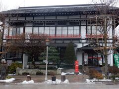 　善光寺周辺の歴史的建造物は生活インフラに活用されています。景観と生活が共存しています。善光寺郵便局は昭和初期に旅館五明館が営業していた趣のある建物を使っています。