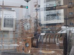 　善光寺通りの歴史あるお店の一角は代々大事に保管してあった物を使って文化史風ミニ展示が行われています。通りかかったお店では事務文具の展示かされていました。戦前まで使われていたレジ、手回し計算機、和紙の伝票などが展示されています。