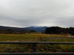 　遠くに、頂に雪をかぶった山が見えました。秋田、山形県境の鳥海山でしょうか。