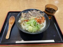 ご当地グルメを食べようと、駅ビル地下にある「吉田のうどん　とがわ」さんで吉田のうどんを始めていただきました。
ぶっとい麺で噛み応えがあるのが印象的でした。