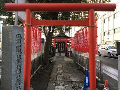 新宿御苑に向かう途中に、小さな神社がありました。