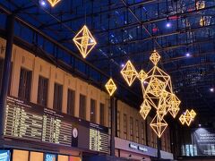 ヘルシンキ中央駅。
ヒンメリのイルミネーションがお出迎え！
すっごいかわいい！