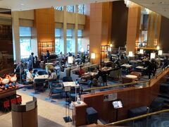 店内は、横浜の海と風を感じる新しいオアシスのイメージで、ネイビーブルーを基調としたゆったりとくつろげる空間としてデザインされているということです。