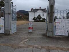 鳥取県立博物館の後は仁風閣に行きました。仁風閣は明治末期に建てられた当時の最先端技術がつまった国指定の重要文化財であります。桜や紅葉が美しい久松公園とセットで、多くの観光客が訪問する人気スポットになっています。（鳥取市観光サイト参照）造2階建て白亜塗りのフレンチルネッサンス様式で、1・2階共にベランダが設けられています。明治以降は鳥取市の所有となり、迎賓館や公会堂として利用されています。2012年公開の映画るろうに剣心 で武田観柳の屋敷のロケ地として使用されました。（Wikipedia参照）