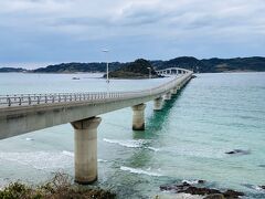 さらに北上して…角島大橋。
山口県の有名観光スポット、ということで来てみました。
天気がいまいちですが、海が青くてこれはたしかにフォトジェニックなスポットです。