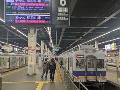 ちょうど「特急サザン」和歌山市行きが停まっていました。この電車は８両つなぎで前４両は座席指定席となっていますが、もちろん一般車両（後４両）に乗ります。
この時間のためか一般車両でも座ることができました。
以降の停車駅の新今宮と天下茶屋からは、それなりに乗客があるために着席は厳しかったですね。
※なんば→泉佐野  ６１０円