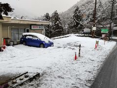 ２日目の宿に到着

小田原から小涌谷までまた戻りました。
標高高くなると雪です、