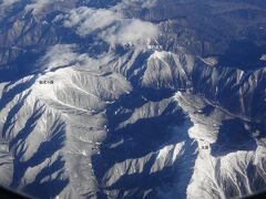 続いて、南アルプス北部の山々です。
我が国第二の後方北岳(3,192m)と仙丈ケ岳(3,033m)が見えます。
甲斐駒ヶ岳(2,967m)もあるのですが、雲の下です。