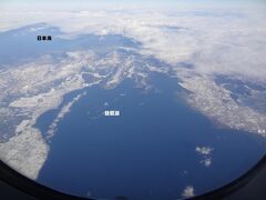 9:24
離陸から40分。
滋賀県琵琶湖上空です。

1時間かからず関西圏！
飛行機は速いなぁ。