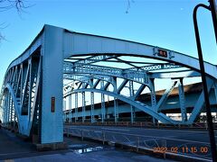 その旅たちの場所前にある隅田川の千住大橋。
橋境に北は足立区、南は荒川区、