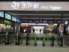 水戸駅到着。所要時間は1時間51分、運賃は2310(目的地の袋田駅までは3080)円ですが、青春18きっぷだと2410円で往復、途中下車可能です