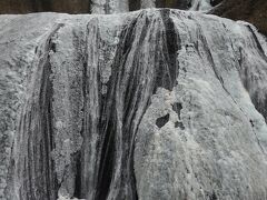 袋田の滝
ますは第一観瀑台からの絶景☆
一旦全面凍結しましたが、この3連休は穏やかな日が続いたので少し緩んで、8～9割凍ってる感じ