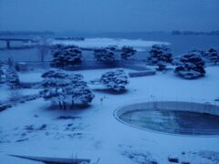 おはようございます
夜中　何度か目がさめましたが
朝方ぐっすり寝たようで　結局06:00過ぎに起床です
夜中雪が積もったようで　ほんとに雪の松島ですね