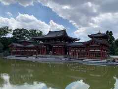 京都について宇治市の平等院鳳凰堂へ。
車は700円のコインパーキングに駐車。
平成の大改修をおえた鳳凰堂。
阿字池にうつる姿極楽にある宝池をイメージしたそう。