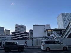 仙台に着いて、ホテルに荷物を置きに行きます。
東口かな・・？こちら側には初めて降り立ちました。
大規模な工事をしているようですが、
ホテルも多く家電量販店がありそれなりに賑わっています。