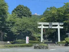 那須温泉神社(なすゆぜんじんじゃ)。
ここは源義経が戦勝祈願の参拝に訪れた際に、那須与一と兄十郎為隆に従軍を約束させた場所と言われています。
那須与一と言えば屋島の戦いで扇に矢を放った人物ですが、少し離れた大田原市の道の駅『那須与一の郷』へ行くと、合戦の時とほぼ同じ距離に置かれた那須与一(モニュメント)と扇がありますので、弓の腕前がどの程度だったのかを知ることができますよ。
またこの道の駅を訪れたら、屋根の形もチェックしておきましょう。