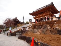 8：20　補陀落山　総持寺　西国三十三所　第22番札所
山門（仁王門）の前のお庭は修造中。

