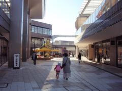 グランベリーパーク　南町田駅に直結している240店舗が入る総合商業施設とシアターです。ミニアイススケート場、ロッククライミング施設もあります