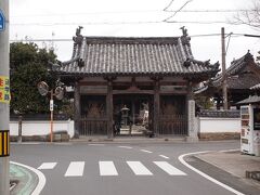 10：54　菩提山　穴太寺　あなおじ　西国三十三所　第21番札所

道路の正面にある仁王門を入ります。
お寺の御本尊は薬師如来。
創建は705年文武天皇の勅願により大友古麻呂が開創したと伝わります。
