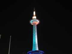 この日のライトアップは「ティール&ホワイト」。「京都タワー展望室×響け！ユーフォニアム」のイベントの一環でした。