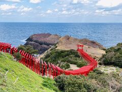 前日行けなかった元乃隅神社へ。
人気の観光スポットなので、新しい駐車場 (有料) も整備されていて、誘導する警備員の方もいました。
ここは、角島大橋と並ぶ山口の最近の2大「映える」スポットかと。
祝日なのもあって、割と観光客も多かったです。