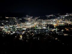 稲佐山山頂電波塔（3基）の敷地前の展望デッキからの夜景の写真。

ここは「東京タワー」と同じ高さの標高333mの稲佐山山頂にある
世界に誇るビュースポットです (^^♪
冬場ということもあり、空気が澄んでいて非常にきれいです☆☆