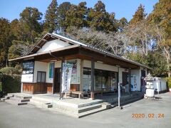 龍潭寺の駐車場からすぐのところにある、龍潭寺お休み処です。お土産も豊富に売っています。
私はここでウナギパイとか購入。直虎ちゃんのシールをもらえました！