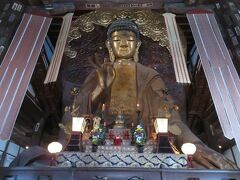 岐阜大仏・・・日本三大仏の一つ

日本一の乾漆大仏で正法寺にあります

別名「カゴ大仏」とも呼ばれ、竹を編んだ骨組みに粘土や経文を張り、漆と金箔で仕上げられた大仏となっています

漆塗りの上から金箔で覆われたお姿は慈しみ感じる美しさ

また現在は入れませんが、参拝者が階段で回廊へと上がることにより、大仏の頭部に当たる高さで正面から参拝できるように設計されています

正面から見上げるとその大きさとふくよかなまなざしに癒され、時間の流れ止まったかのような静寂な時感じます

