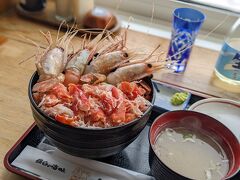 注文はエビカニ丼。新鮮なボタンエビが4尾にイバラガニ（味はタラバガニに負けず劣らずです）の身がたっぷり乗っています。山葵も本わさびですよ。これで2200円は絶対安い。そして、とっても美味しい。ただし期間限定品。羅臼の道の駅で海鮮丼を食べると、他の観光地の海鮮丼は食べたくなくなります。