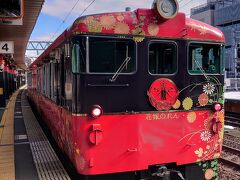 金沢駅に停車中の「花嫁のれん」号です(^^)

和倉温泉に行くんですね(^^)