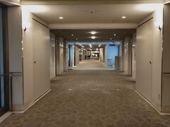 ロビーに向かいます