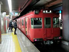 さて、ここからは乗り鉄旅です。地下鉄 鶴舞線に乗ろうとしたら、名鉄車がやって来てびっくり！なるほど、ココには犬山線の電車も乗り入れてくるのですね。。
