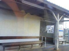 院庄駅の駅舎は建物の待合室だけ残して半分に改築されたそうです。