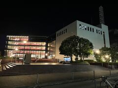 『神奈川県民ホール』の写真。

私たちのお部屋からこちらの屋上が見えます。