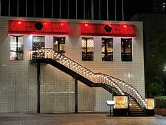 横浜・山下町『産業貿易センタービル』2F【Cafe de la Paix】

【横浜カフェ・ド・ラペ】の写真。

遠目で見ると階段に1個ずつキャンドルが並べられているみたい☆