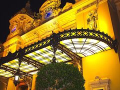 続いてGrand Casino[https://www.montecarlosbm.com/en]へ。
さすがに敷居が高いです。
ドレスコードもあるのかも。
中をちょっと覗いて、気後れしてしまい、外観だけ楽しむことにします。