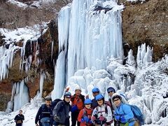 雲竜渓谷・氷瀑。燕岩を背景にグループ全員で記念撮影。
