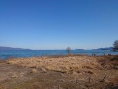 琵琶湖
向こうにもうっすら山が見えますね。