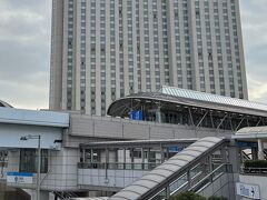 ●グランドニッコー東京台場

水上バスの桟橋からデッキを歩き、ゆりかもめ「台場駅」に直結している「グランドニッコー東京台場」へと向かいます。
まぁこういうご時世なので早々にチェックインし、まったりとホテルステイを楽しむことにしましょう。