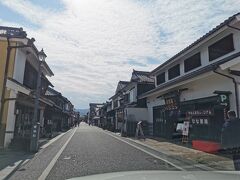 福岡から1時間程度で「天領日田」豆田へ、道沿いに土塀白壁の建物が残っていたりとレトロな風景と町歩きが楽しめるエリア。
いつも通り過ぎるだけで初めての訪問、無料の豆田北駐車場入れ散策をスタート。
日田醤油 ひな人形ミュージアム ひな御殿（右手）へ