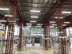 駅ビル内の交通広場は地震対策のため天井を工事中。
https://shin-yoko.net/2022/01/26/shinyokohama_station/

天井に敷かれた足場に、小豆色の支柱。
この現場、洗練されたデザインで、クールで、カッコイイ！
