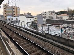 新幹線のホームの下を横浜線が通っています。

歴史的には逆で、頭上をフル規格が通ることになったＪＲ横浜線は、明治４１年(1908)に東神奈川－八王子間で開業した横濱鉄道が起源。当時、東神奈川の次は小机でした。
https://sagami.in/reki/yoko
