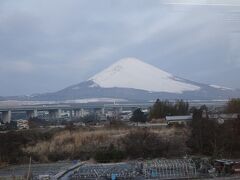 翌朝、御殿場線の始発列車で谷峨駅へ。車窓から富士山が見えました。