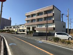 本日お世話になる温泉宿「南房総白浜 季粋の宿 紋屋」にチェックインです。コロナ対策で1組ずつなので順番が来るまで車の中で待ちます。
