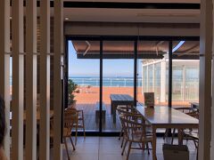 事前にEPARKを使って12:30に予約入れておきましたが、店はまだガラガラで、すぐに入ることができました。壁で仕切られた座敷席（掘りごたつ風）に案内され、テラス方向に海も見えます。