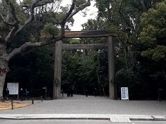 予約した時間まで、近くの「熱田神宮」へ参拝することに。

正面入口の大きな鳥居。