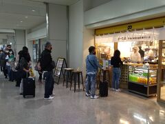 那覇空港に到着したばかりですが、小腹を満たすため、国内線到着口横の「ポーたま 那覇空港国内線到着ロビー店」で「ポーたま」を購入します。