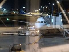 羽田空港への到着後は、68番到着口から制限エリアへ。